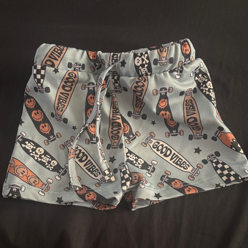 Good Vibes Skateboard Print Shorts